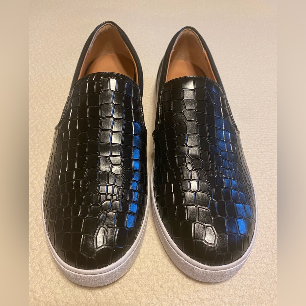 Vionic Patent leather slip on sneaker- Size 9.5